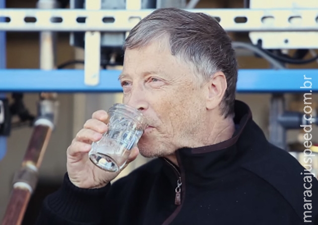Para provar que máquina funciona, Bill Gates bebe água extraída de fezes humanas