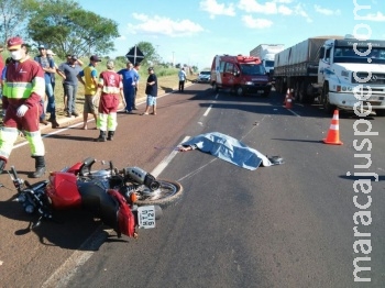 Motociclista morre ao ter cabeça esmagada por carreta Motociclista morre ao ter cabeça esmagada por carreta