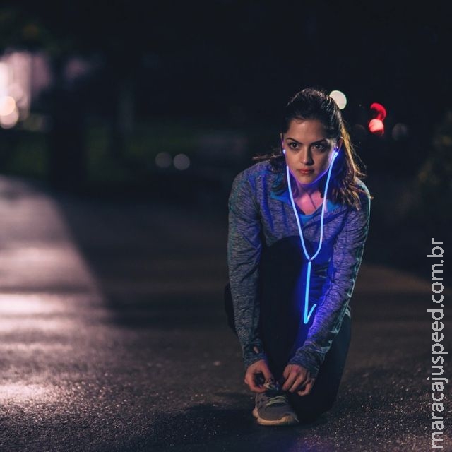 Fones de ouvido estilo "Tron" brilham e pulsam de acordo com a música Fones de ouvido estilo "Tron" brilham e pulsam de acordo com a música