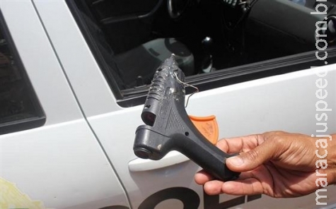Crianças de 10 anos tentam assaltar com pistola de cola quente Crianças de 10 anos tentam assaltar com pistola de cola quente