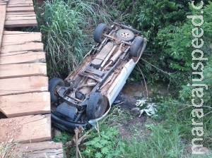 Condutor desvia de animal na pista e caminhonete cai de ponte Condutor desvia de animal na pista e caminhonete cai de ponte
