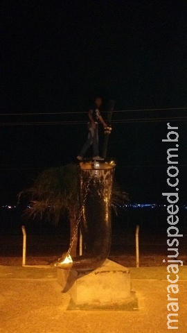 Escultor que fez guampa de tereré gigante reclama que monumento virou pole dance