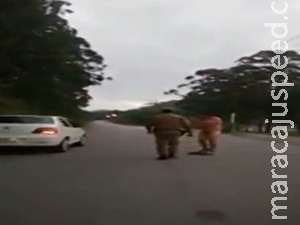 Homem é flagrado andando nu em avenida depois de festa Homem é flagrado andando nu em avenida depois de festa