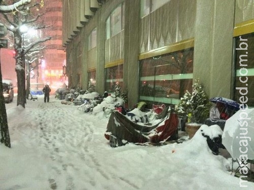 Japoneses madrugam em fila da Apple sob neve e 8 graus negativos