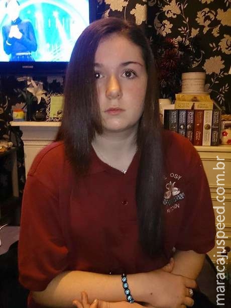Dois homens atacam mulher e cortam parte de seu cabelo Dois homens atacam mulher e cortam parte de seu cabelo