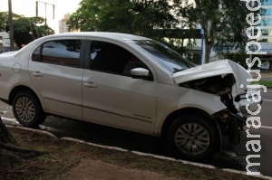 Policial cochila, perde o controle da direção e colide com árvore Policial cochila, perde o controle da direção e colide com árvore