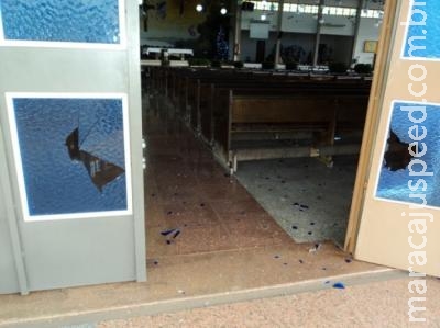 Mulher é flagrada depredando santuário de cidade de MS Mulher é flagrada depredando santuário de cidade de MS
