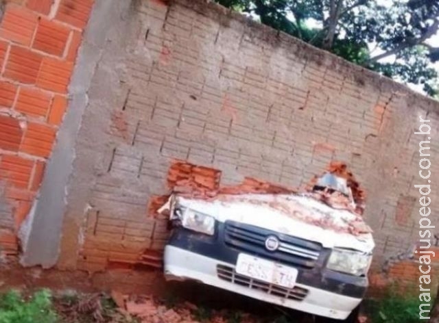Aluno de autoescola perde o controle de carro e bate em muro de escola de MS Aluno de autoescola perde o controle de carro e bate em muro de escola de MS