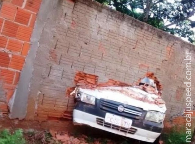 Aluno de autoescola perde o controle de carro e bate em muro de escola de MS