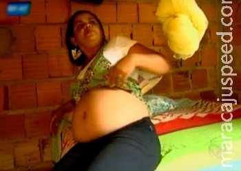 Mulher pede ajuda para descobrir por que barriga cresce e mexe sem ela estar grávida Mulher pede ajuda para descobrir por que barriga cresce e mexe sem ela estar grávida