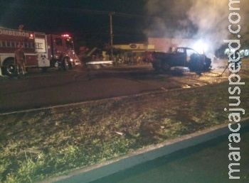 Hilux pega fogo após colidir em caminhão com combustível