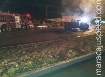 Hilux pega fogo após colidir em caminhão com combustível Hilux pega fogo após colidir em caminhão com combustível