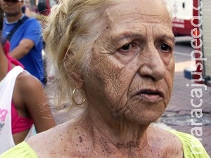 Mãe acusa filho de atear fogo na própria casa: "Falou que eu iria morrer" Mãe acusa filho de atear fogo na própria casa: "Falou que eu iria morrer"