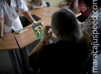 Cientistas americanos encontram possível cura para Alzheimer Cientistas americanos encontram possível cura para Alzheimer