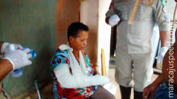 Idosa tem braço quebrado por ex marido ao ser agredida Idosa tem braço quebrado por ex marido ao ser agredida