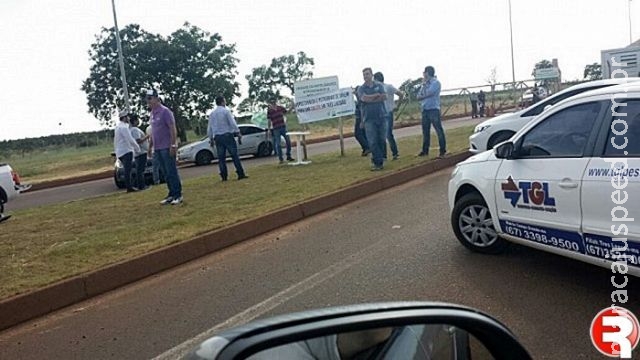 Empresários voltam a protestar contra calote e fecham BR-158 Empresários voltam a protestar contra calote e fecham BR-158