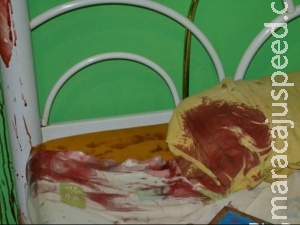 Homem invade quarto e mata adolescente a facadas Homem invade quarto e mata adolescente a facadas