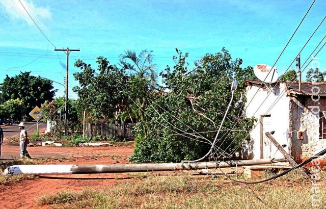 Carreta enrosca em rede elétrica e deixa dois municípios de MS sem energia Carreta enrosca em rede elétrica e deixa dois municípios de MS sem energia