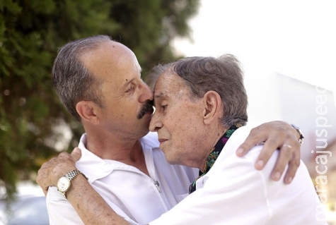 Ex-pracinha reencontra filho após 43 anos Ex-pracinha reencontra filho após 43 anos