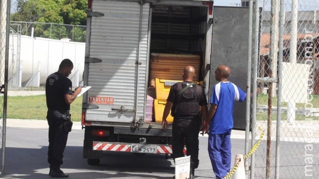 Detentos reclamam de comida estragada e fazem greve de fome Detentos reclamam de comida estragada e fazem greve de fome