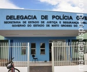Bando invade casa de idoso, rouba armas e R$ 20 mil em espécie Bando invade casa de idoso, rouba armas e R$ 20 mil em espécie