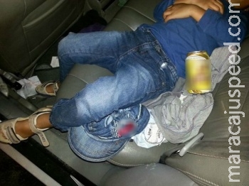 Menino de 5 anos é encontrado em carro com latas de cerveja e drogas Menino de 5 anos é encontrado em carro com latas de cerveja e drogas