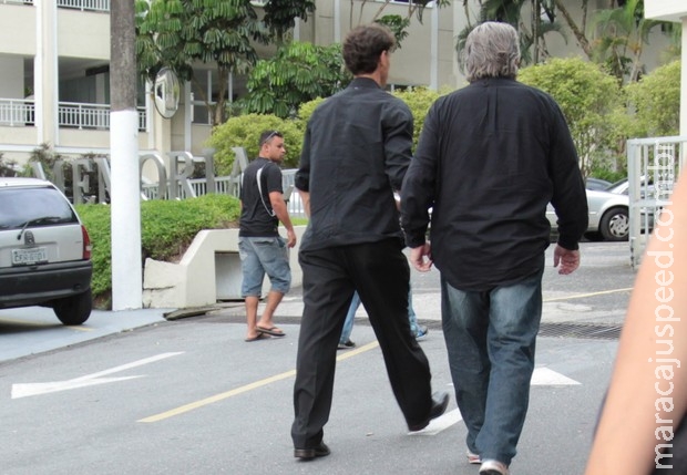 Irmão de Chorão se incomoda com jornalistas no velório da irmã Irmão de Chorão se incomoda com jornalistas no velório da irmã