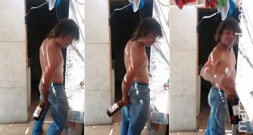 Homem que "abre garrafa com o traseiro" vira hit na internet