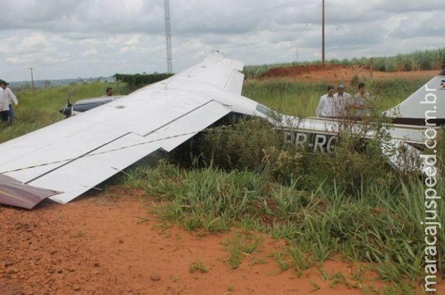 Piloto de avião faz pouso forçado e quase bate em carreta na MS-141