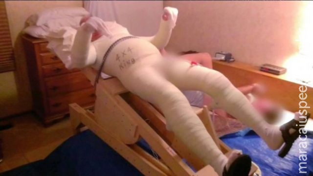 Homem com vício bizarro de engessar o próprio corpo já gastou mais de 130 mil reais para se satisfaz Homem com vício bizarro de engessar o próprio corpo já gastou mais de 130 mil reais para se satisfaz