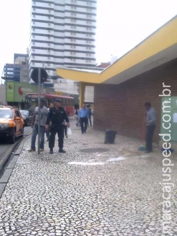 Homem defeca na calçada de terminal rodoviário e é obrigado a limpar Homem defeca na calçada de terminal rodoviário e é obrigado a limpar
