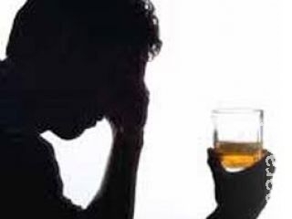 Homem morre misteriosamente após consumir álcool e vomitar sangue Homem morre misteriosamente após consumir álcool e vomitar sangue