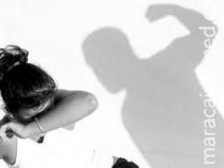 Embriagado, homem violenta e espanca a esposa após receber telefonema Embriagado, homem violenta e espanca a esposa após receber telefonema