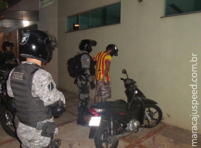 Polícia espera foragido malhar e faz prisão em frente de academia Polícia espera foragido malhar e faz prisão em frente de academia