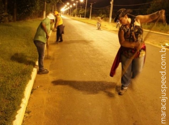 Em cidade do interior do MS garis driblam o sol com expediente na madrugada Em cidade do interior do MS garis driblam o sol com expediente na madrugada