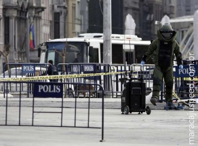 Mulher ataca posto policial com metralhadora na Turquia Mulher ataca posto policial com metralhadora na Turquia