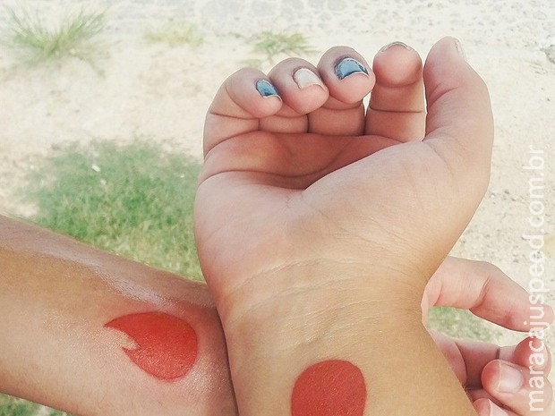 Após se conhecer pelo Tinder, casal  faz tatuagem do aplicativo 