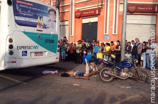 Em fuga rapaz embriagado morre ao bater motocicleta em ônibus Em fuga rapaz embriagado morre ao bater motocicleta em ônibus