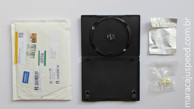 Crime conceitual: grupo cria robô que compra produtos proibidos na deep web e tem obra confiscada Crime conceitual: grupo cria robô que compra produtos proibidos na deep web e tem obra confiscada