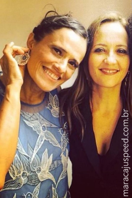 Zélia Duncan e a atriz Claudia Netto, juntas há um ano, trocam alianças