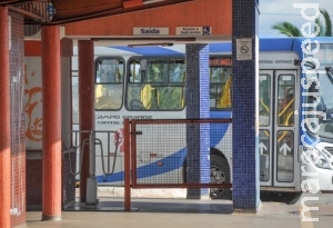 Rapaz é preso após riscar ônibus com canivete e dar soco no rosto de guarda Rapaz é preso após riscar ônibus com canivete e dar soco no rosto de guarda