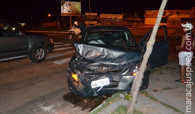 Colisão entre carro e camionete deixa jovem com ferimentos em Coxim Colisão entre carro e camionete deixa jovem com ferimentos em Coxim