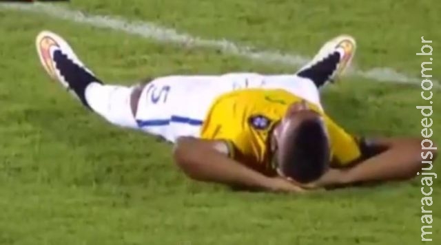 Jogador de seleção brasileira sub-20 simula contusão ao ser expulso de campo para gastar tempo