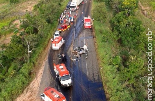 Colisão frontal: Acidente grave na BR-070 mata dois e 30 ficam feridos Colisão frontal: Acidente grave na BR-070 mata dois e 30 ficam feridos