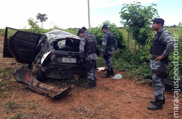Carro capota e polícia encontra malote com dinheiro levado dos Correios Carro capota e polícia encontra malote com dinheiro levado dos Correios