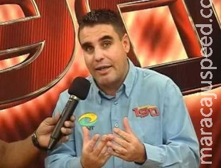 Repórter é preso durante transmissão ao vivo Repórter é preso durante transmissão ao vivo