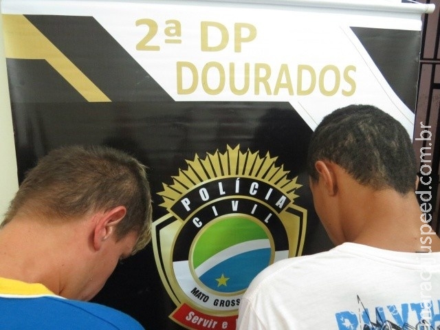 Garotos de 15 e 16 anos confessam ter matado rapaz a golpes de facão Garotos de 15 e 16 anos confessam ter matado rapaz a golpes de facão
