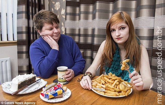 Adolescente com fobia rara vive comendo apenas batatas fritas e queijo 