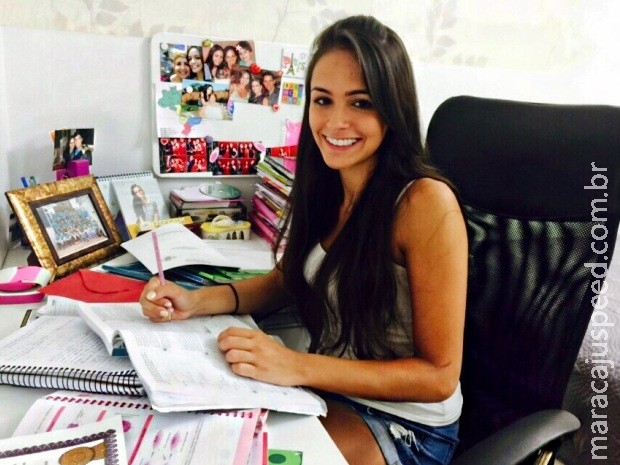 Modelo tira 960 na redação do Enem: "Falam que eu não pareço inteligente" Modelo tira 960 na redação do Enem: "Falam que eu não pareço inteligente"