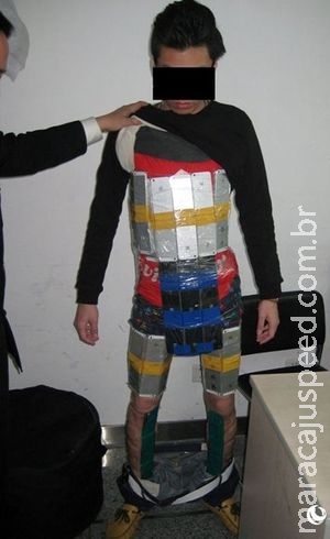 Homem tenta contrabandear 94 iPhones colados ao corpo Homem tenta contrabandear 94 iPhones colados ao corpo